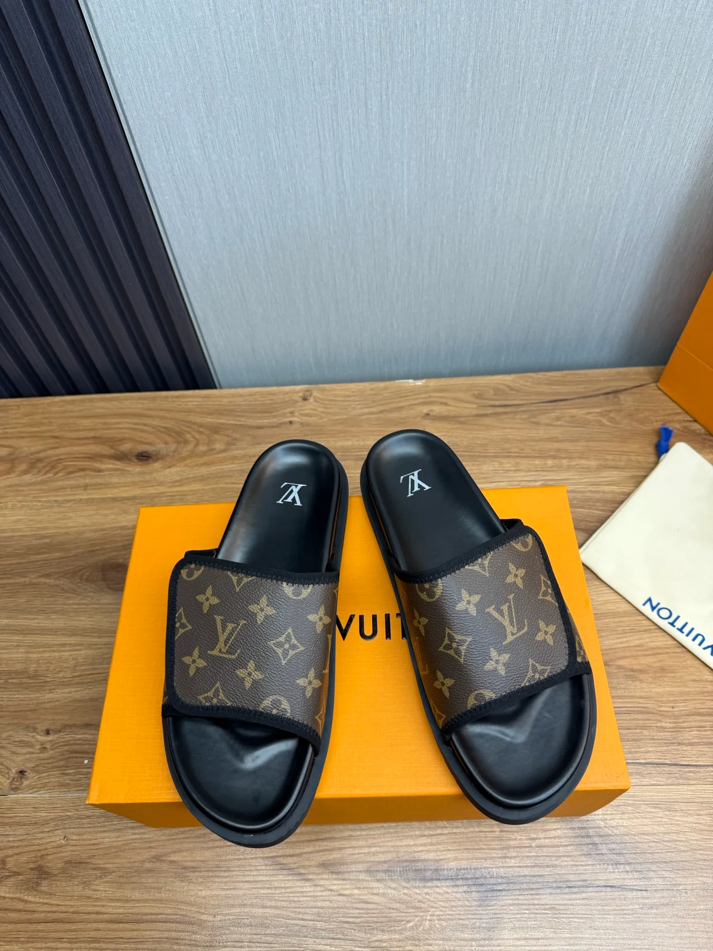 Men's shoes 💰340💰 ▪️LV's popular Little Red Book popular slippers hot sale: 1 shipment✅ Super textured and comfortable slippers, original TPU outsole. Authentic counter box drawer box packaging 🎁Size 38-45